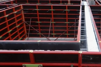 Опалубка для плитного фундамента на объекте