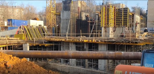 Опалубка для фундамента в процессе монтажа