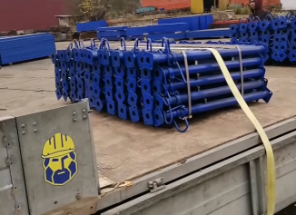 Погрузка опалубки для фундамента в машину